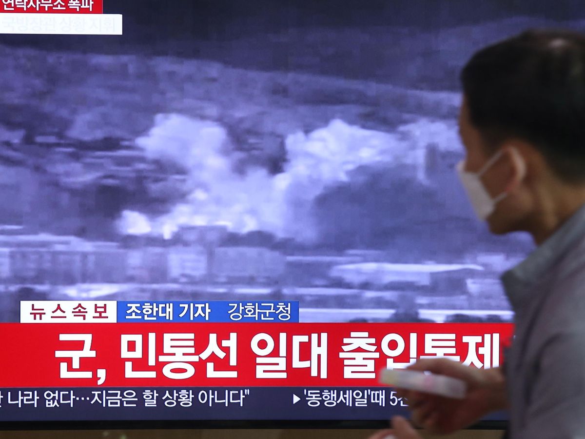 Foto: Escenas de la explosión de la oficina de enlace, retransmitidas por la televisión surcoreana. (EFE)