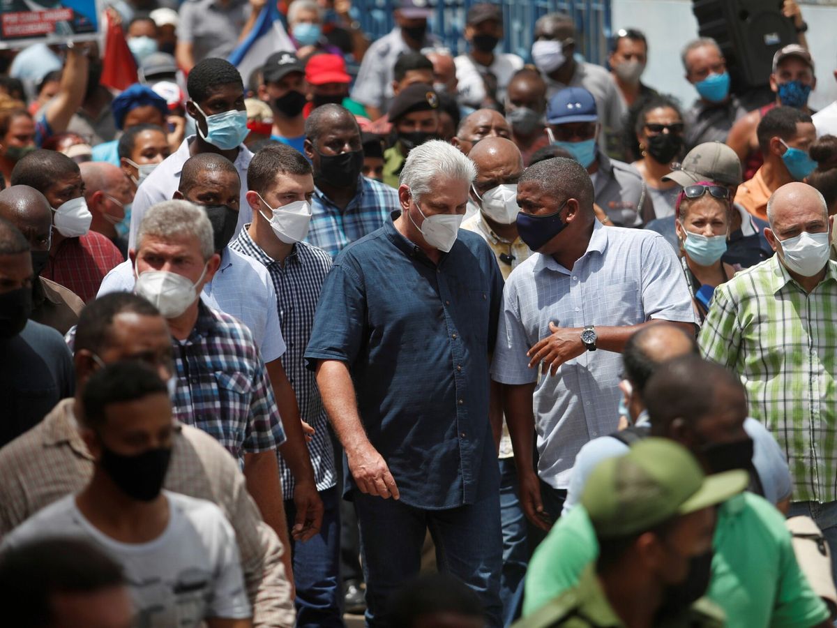Miles de cubanos toman las calles al grito de &quot;libertad&quot; y Díaz-Canel llama al &quot;combate&quot;
