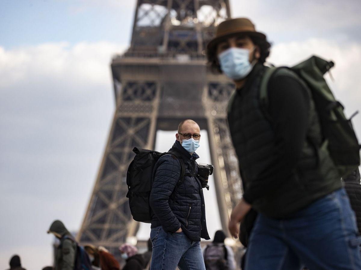 Francia quita la mascarilla al aire libre desde mañana y adelanta el fin  del toque de queda