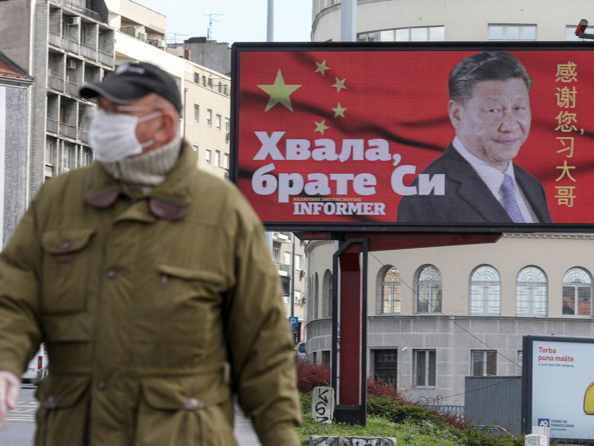 Foto: Un cartel con la foto de Xi Jinping en Belgrado, Serbia. (Reuters)