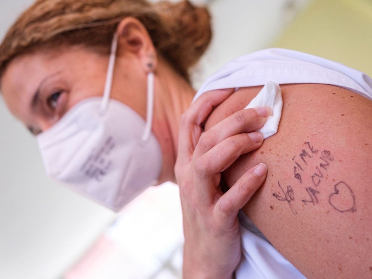 Foto: Una enfemera muestra su brazo tras vacunarse. (EFE)