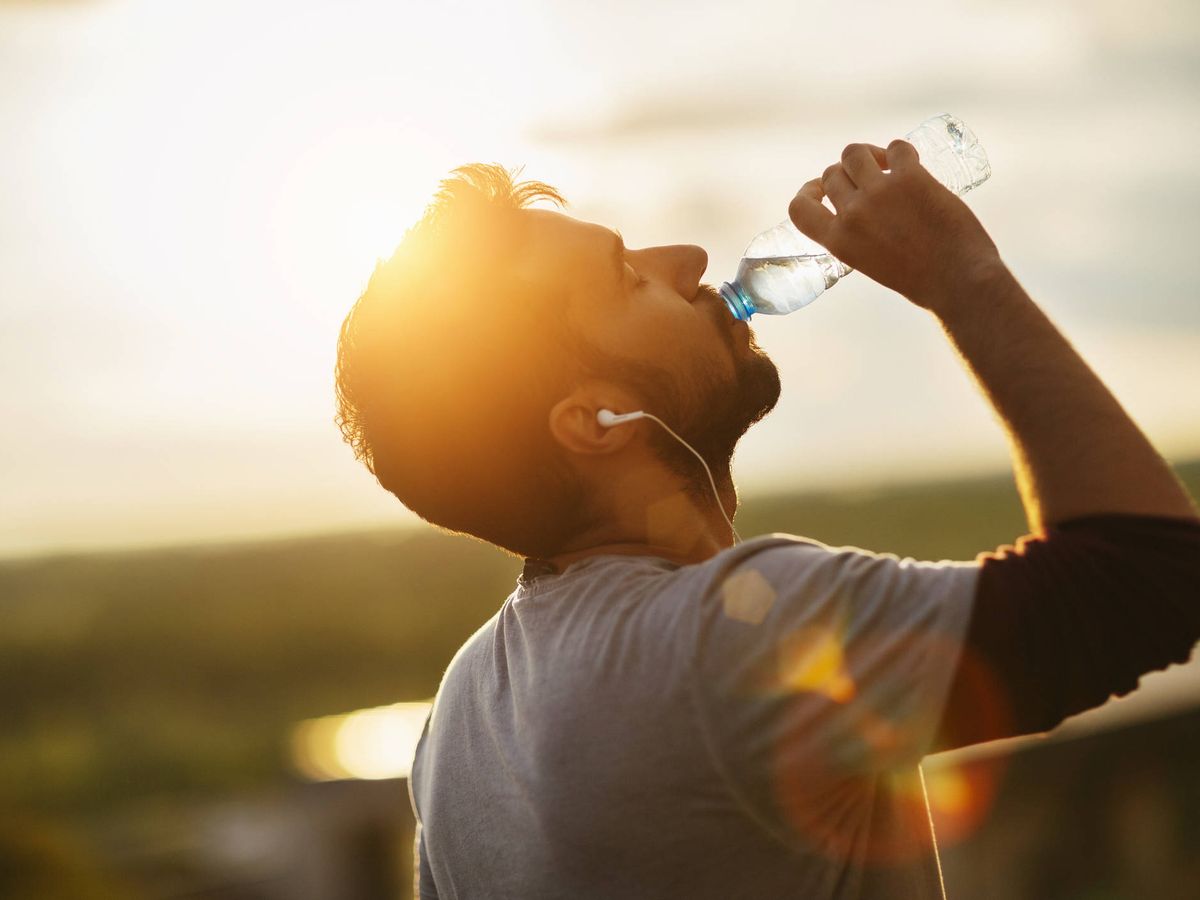 Foto: Beber agua es una de esas cosas imprescindibles que hay que hacer después de entrenar (iStock)