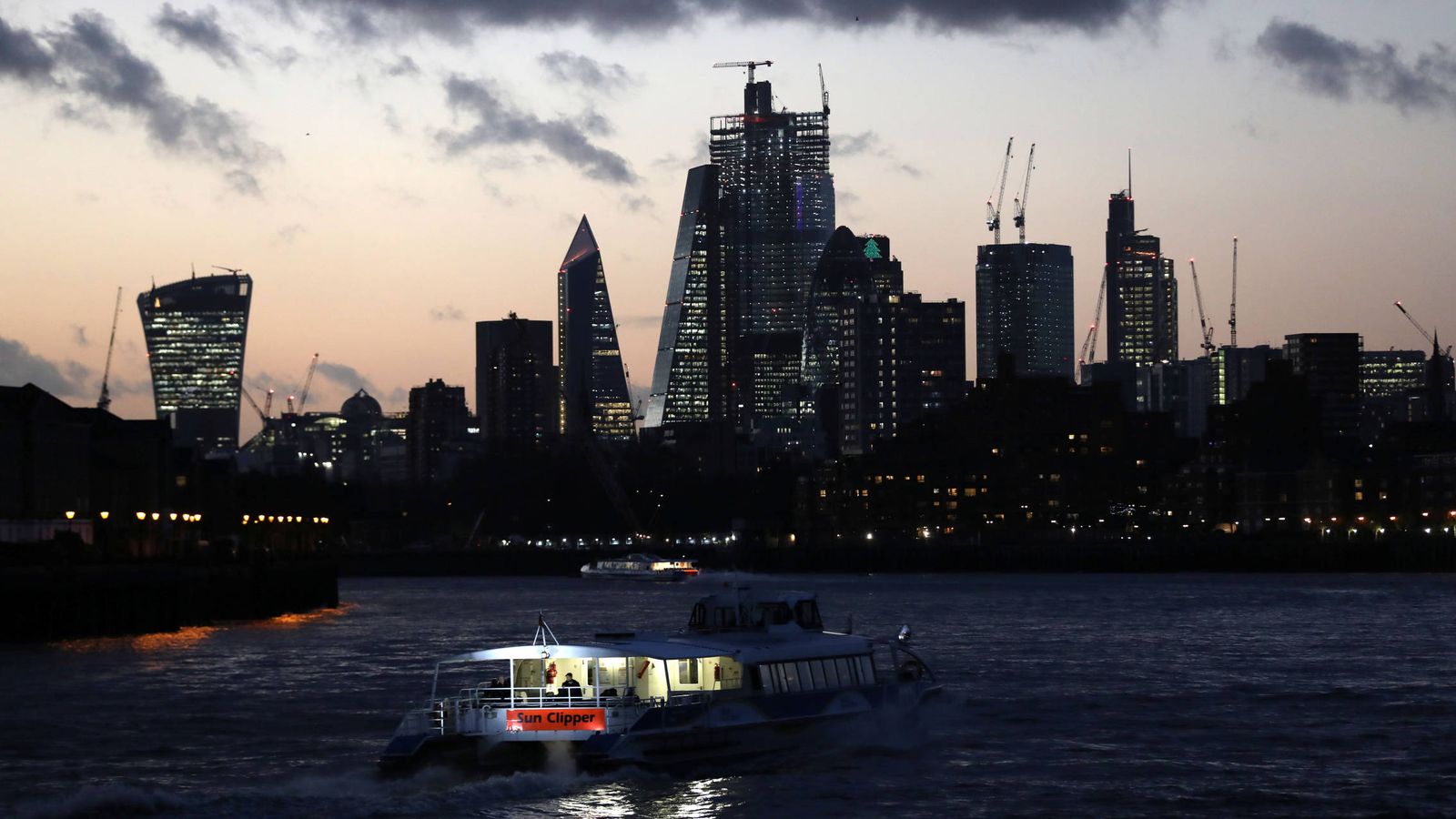 Photo: The sun sinks behind London's financial district on 7 December 2018 (Reuters) 