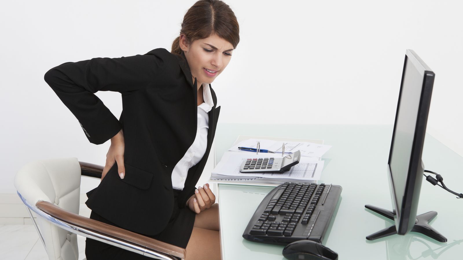 Photo: It is not your fault to work sitting for seven hours, but you are responsible for sitting badly in the chair and hurting yourself.  (iStock) 