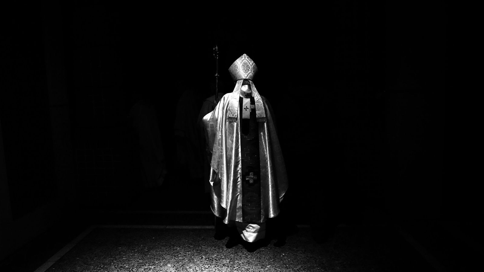 Foto: Un cardenal de la Iglesia católica se retira de la misa que acaba de oficiar. (EFE)