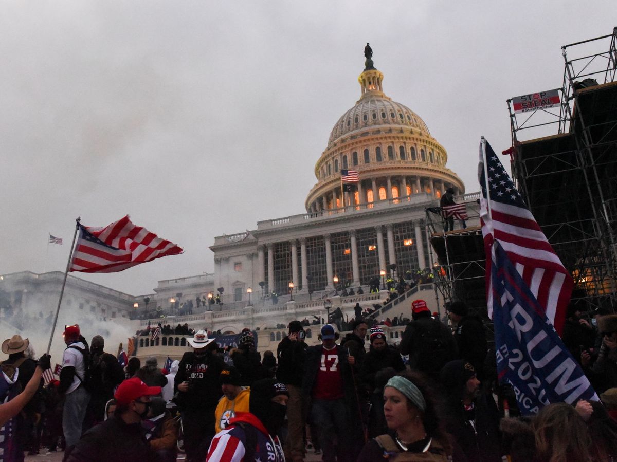 Foto: La policía despeja el edificio del Capitolio con gas lacrimógeno. (Reuters)