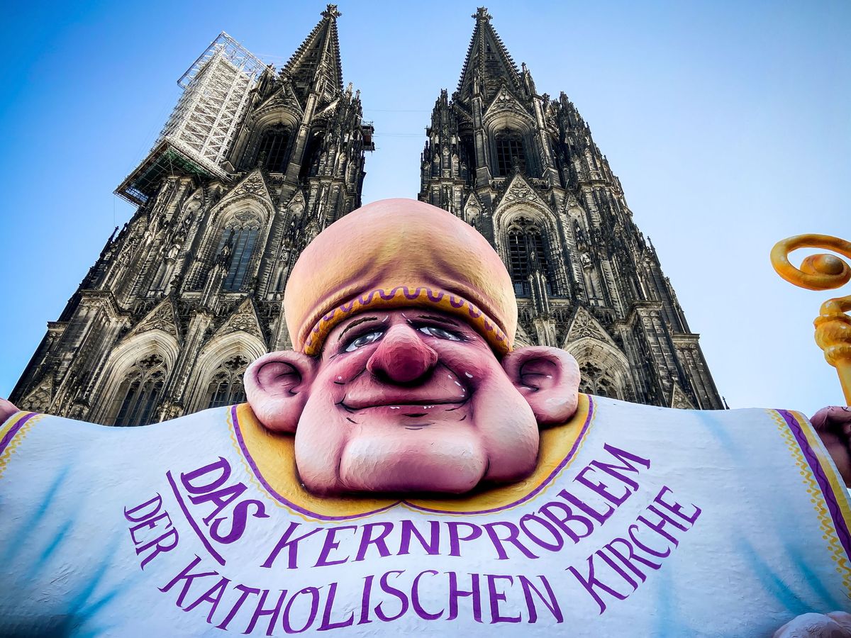 Foto: Escultura de protesta contra la iglesia católica frente a la catedral de Colonia. (EFE)