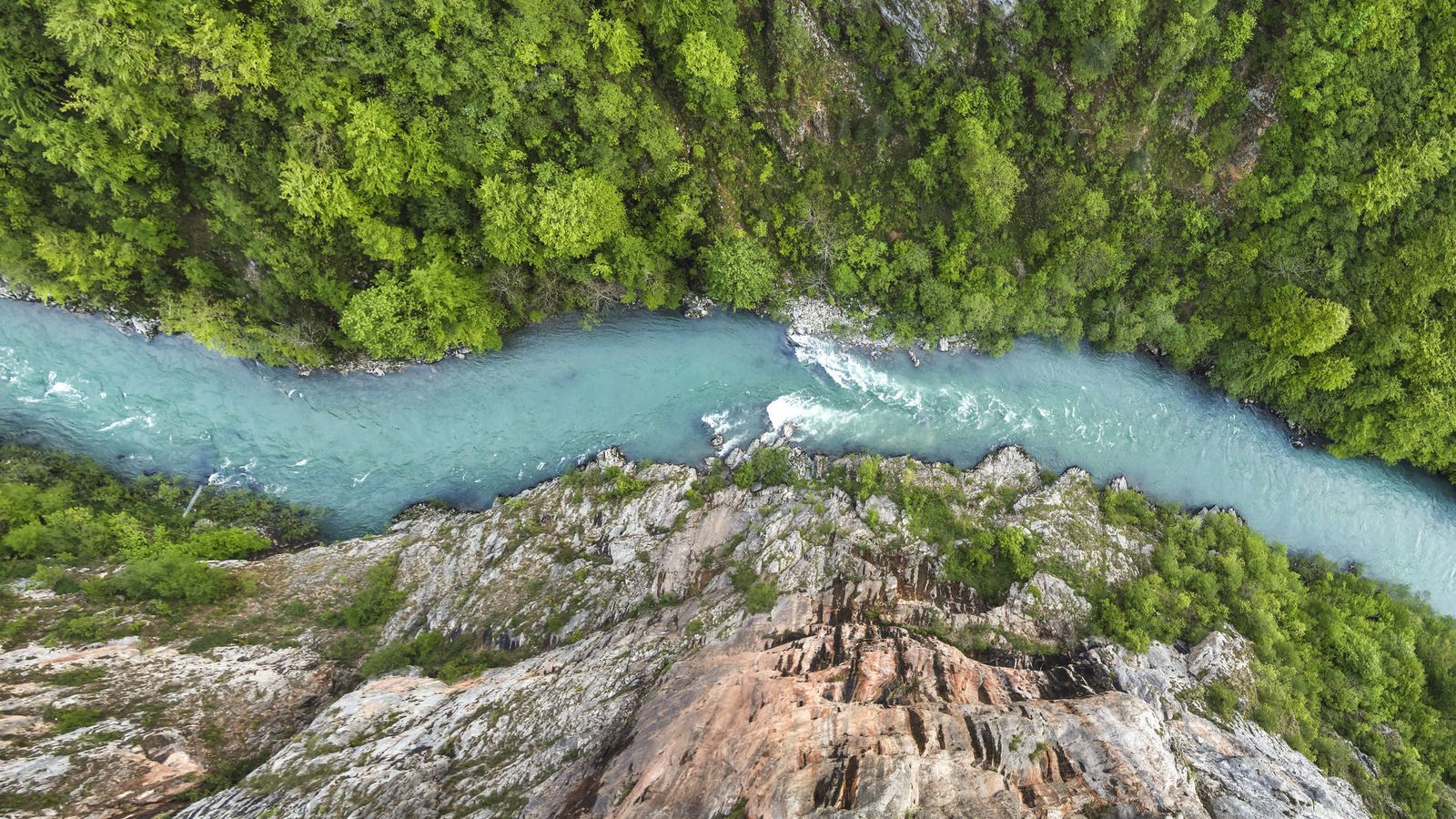 Ciencia: El misterio del río que fluye hacia arriba