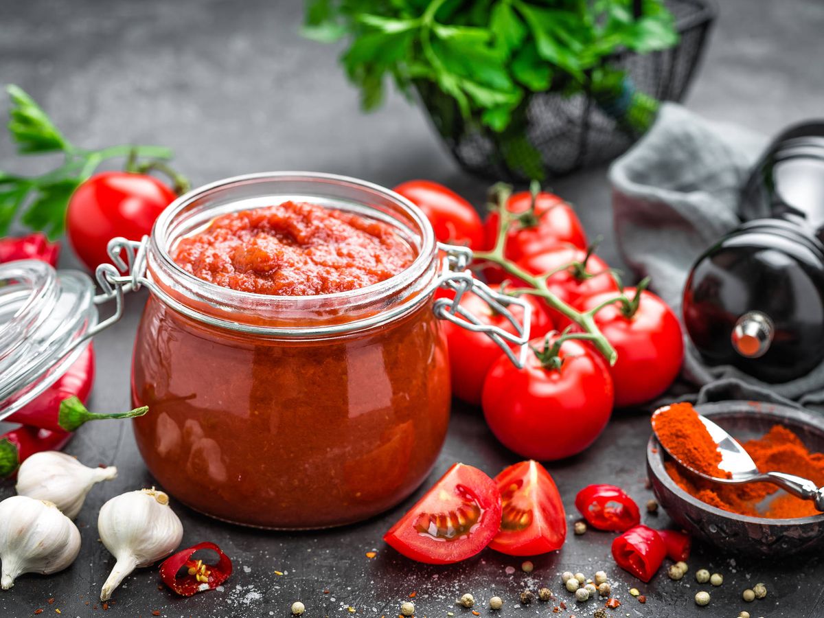 Una taza (244 gramos) de salsa de tomate proporciona el 11% del RDI de potasio.