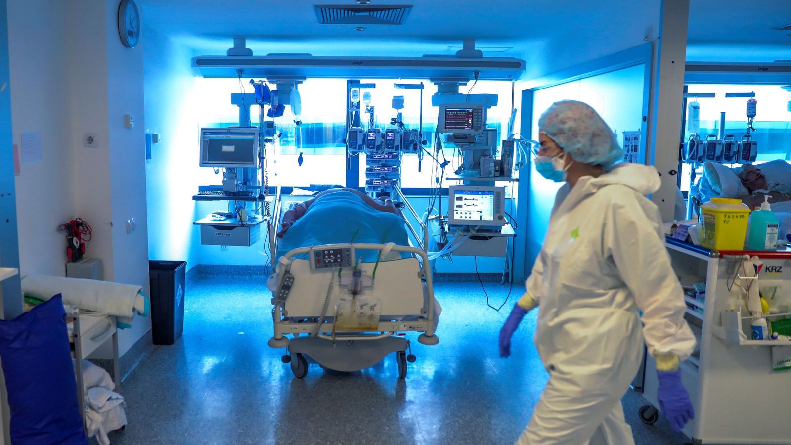 Foto: Personal médico de una UCI en el Hospital Puerta de Hierro (Madrid). (EFE)