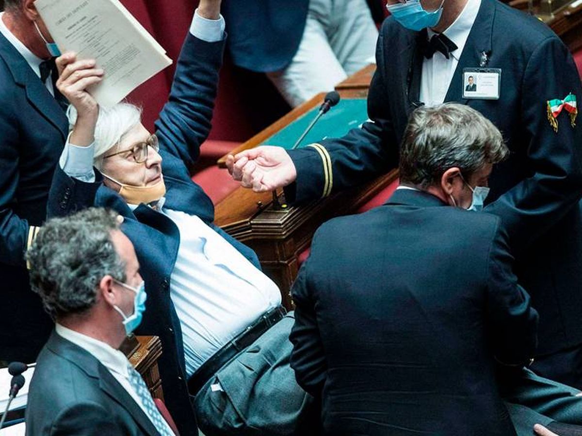 Foto: Sacan de la Cámara de Diputados italiana al diputado Vittorio Sgarbi. (Captura de pantalla EFE vídeo)