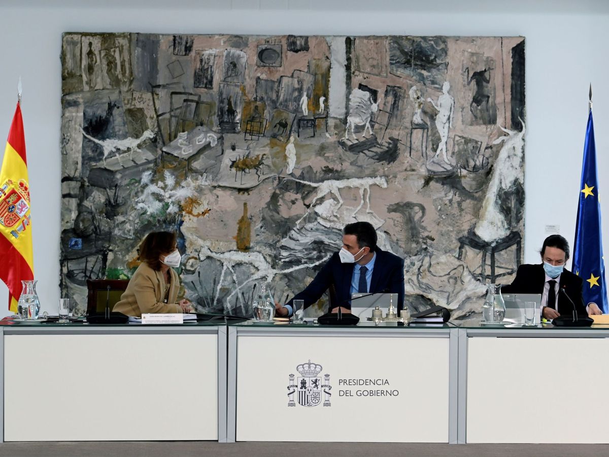 Foto: El presidente del Gobierno, Pedro Sánchez, conversa con la vicepresidenta, Carmen Calvo, ante el vicepresidente segundo, Pablo Iglesias, durante el último Consejo de Ministros. (EFE)