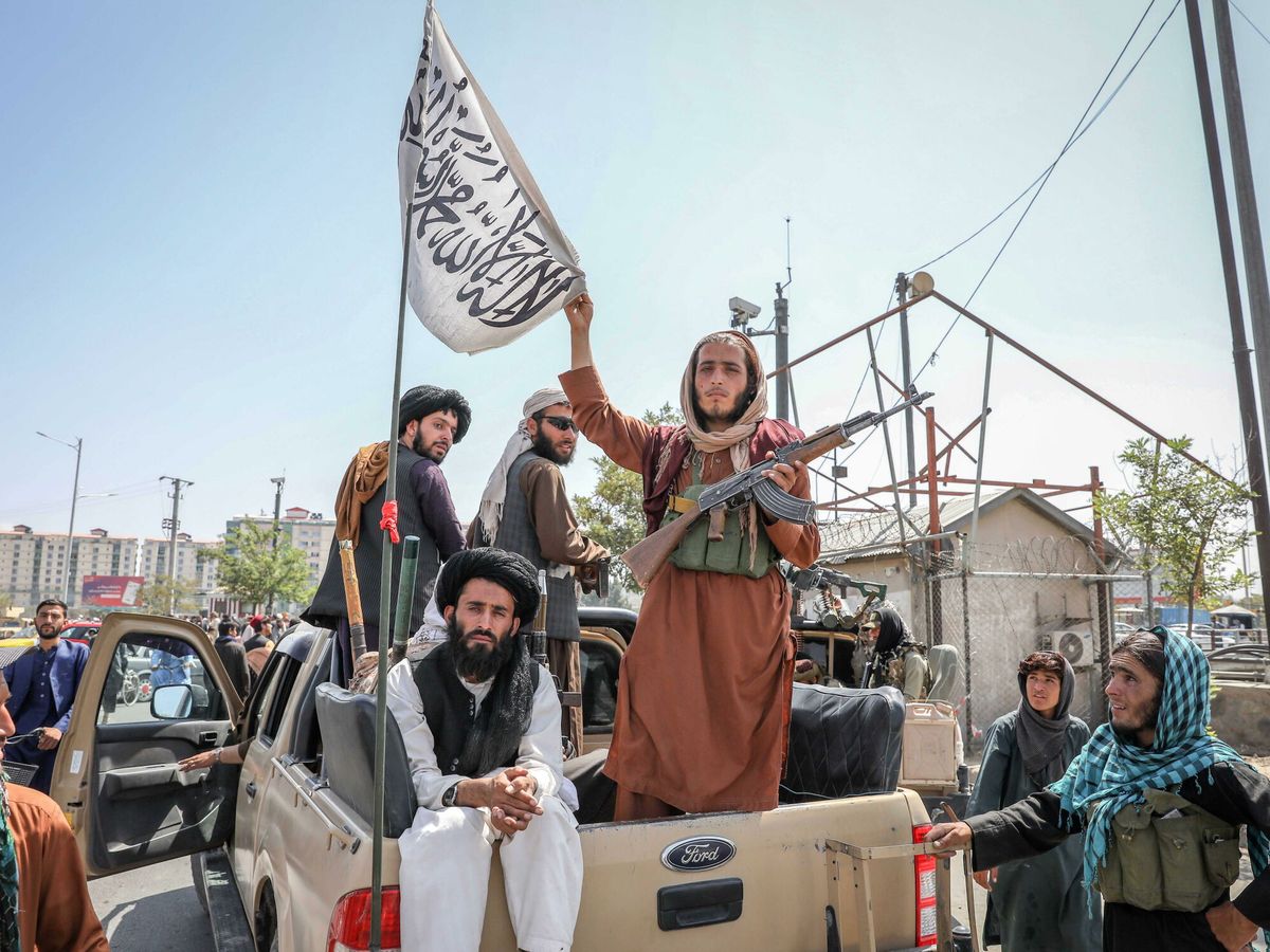 Foto: Insurgentes talibanes en Kabul tras la toma de la capital de Afganistán (EFE)