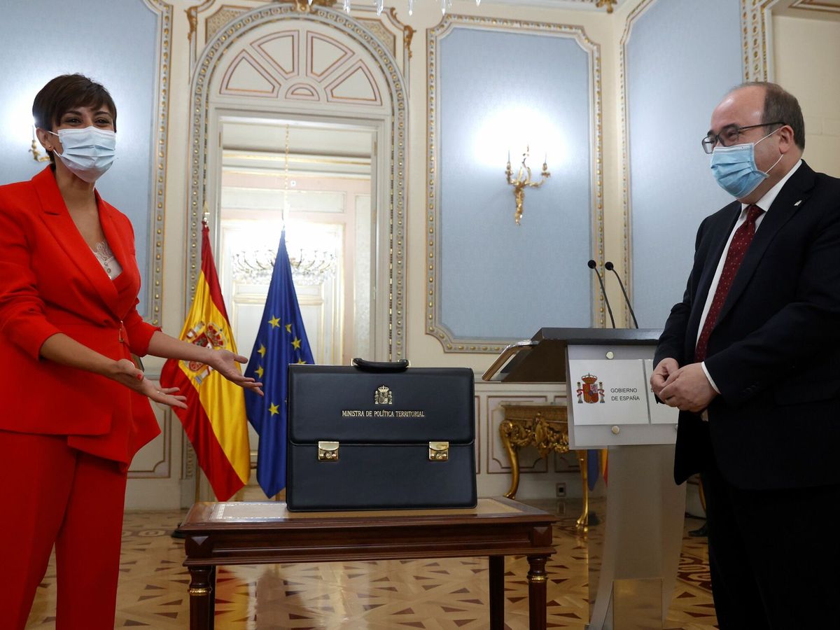 Foto: La ministra de Política Territorial, Isabel Rodríguez, recibe la cartera ministerial de su predecesor Miquel Iceta, este lunes, durante una ceremonia en el Ministerio de Política Territorial, en Madrid. (EFE)