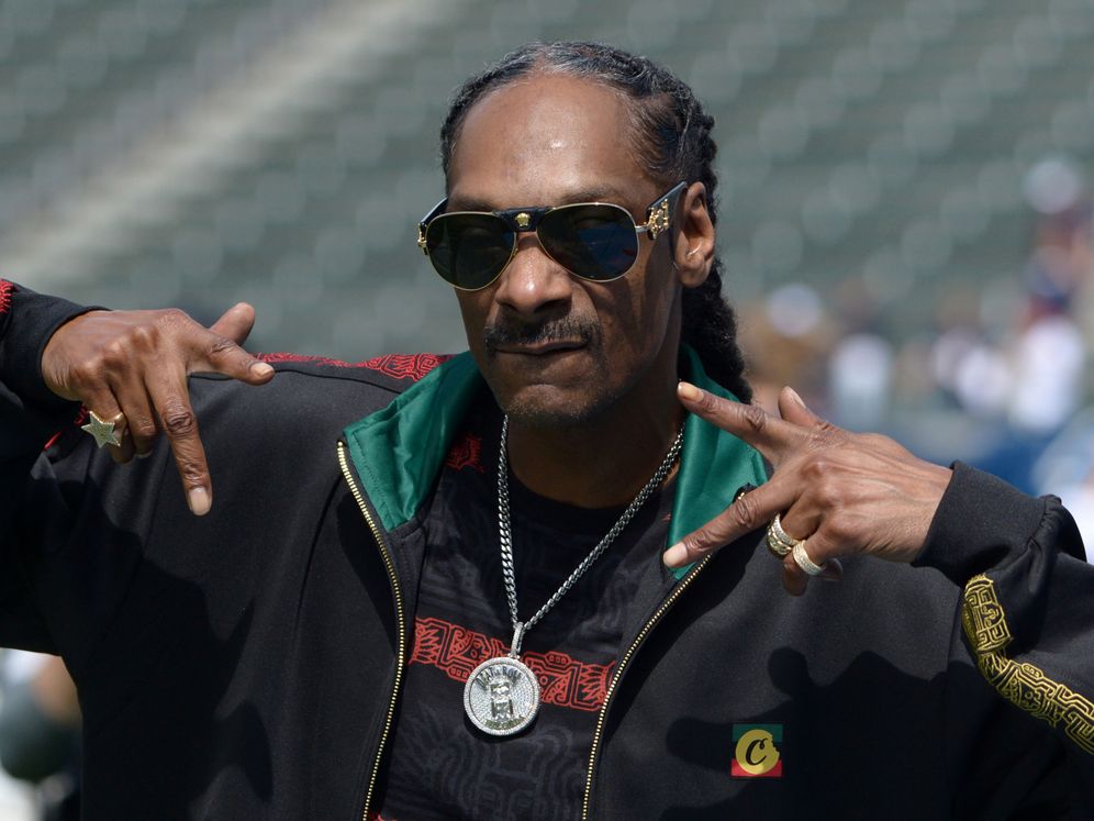 Snoop Dogg tiene un empleado para liar sus porros y probablemente cobra más  que tú