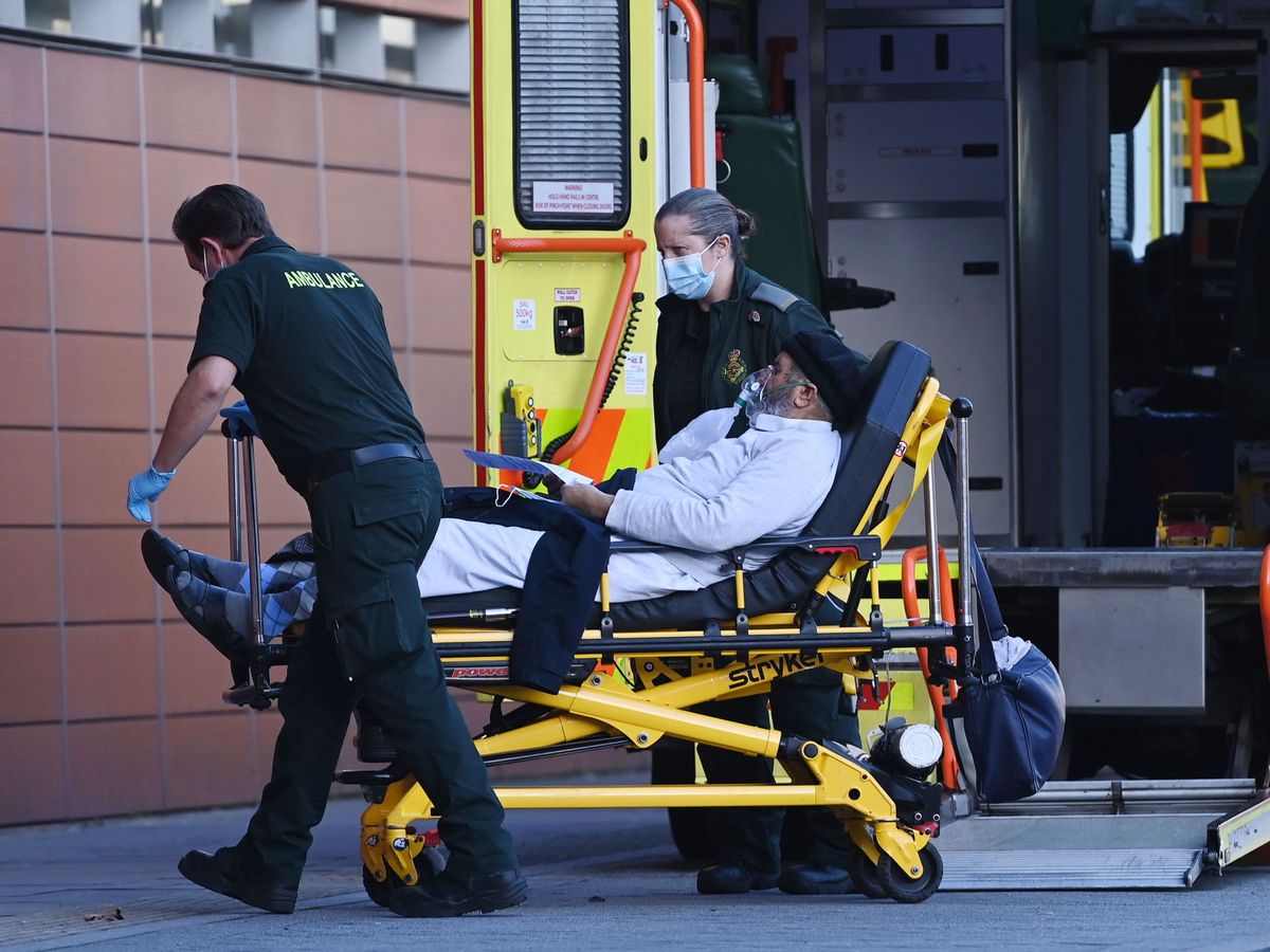 Foto: Un paciente con covid es trasladado al Hospital London Royal en Londres. (Reuters)