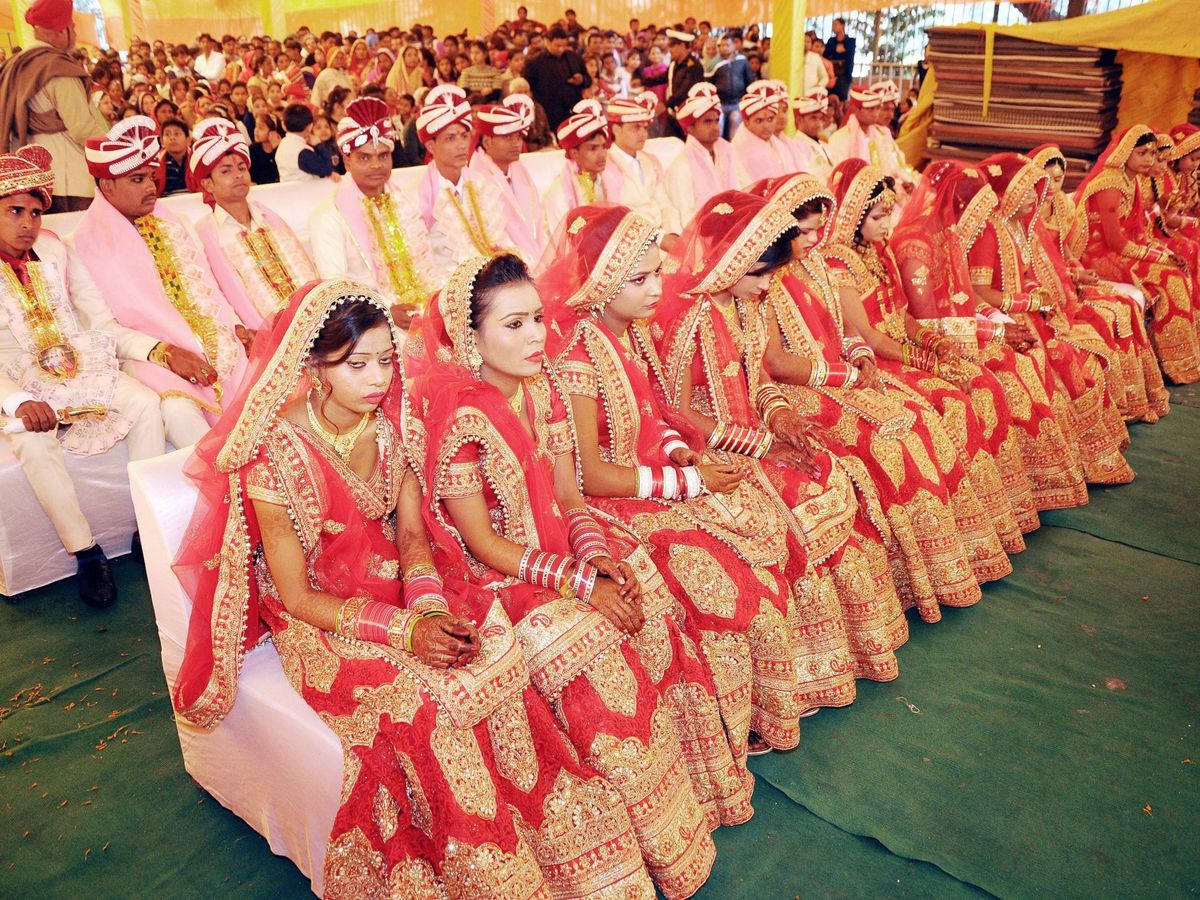 Foto: Una boda multitudinaria en Nueva Delhi. Muchos de estos compromisos son concertados. (EFE)