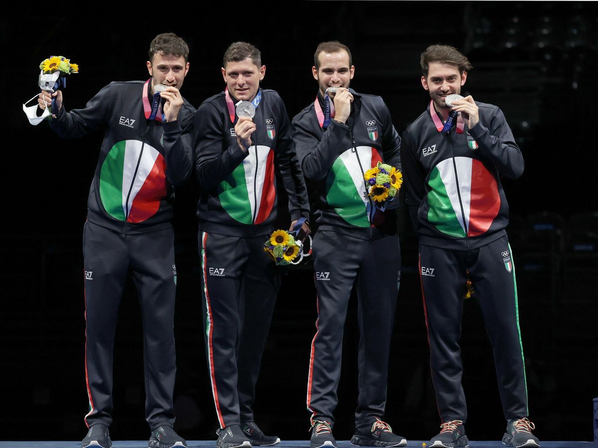 Foto: la nazionale italiana di scherma festeggia la sua medaglia d'argento a Tokyo 2020.  (EFE)
