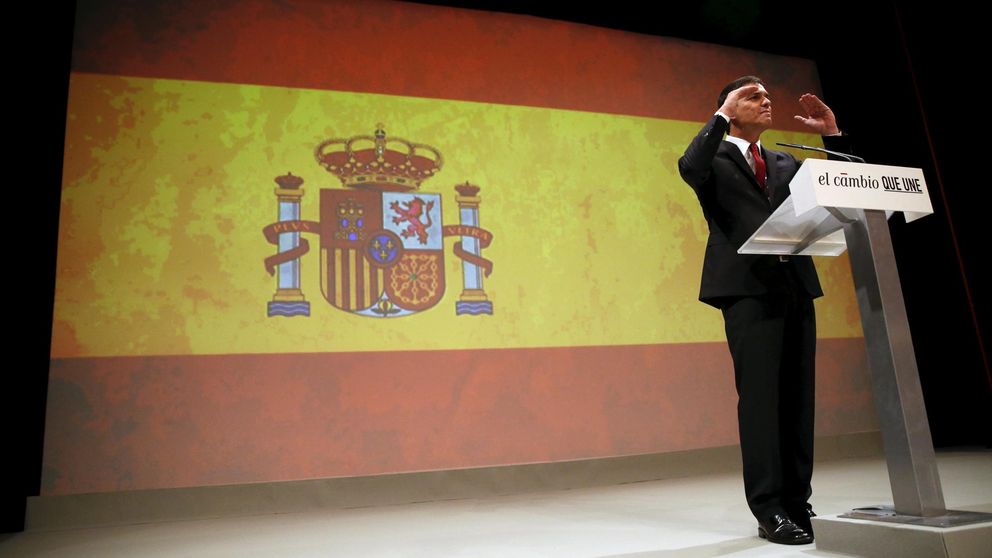 Pedro Sánchez se envuelve en la bandera nacional
