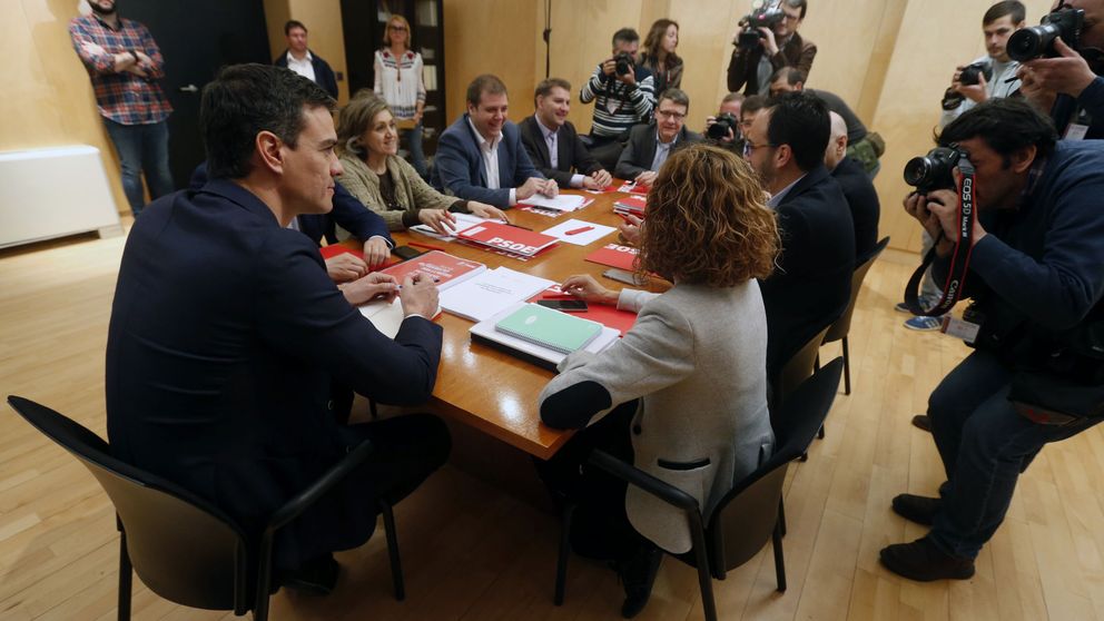 Sánchez lleva a su equipo de campaña al núcleo duro de su comité negociador