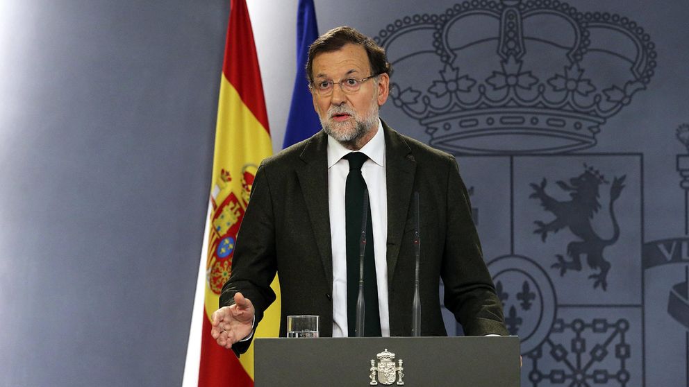 Rajoy amplía la ‘pasarela Moncloa’ contra el golpe en plena campaña