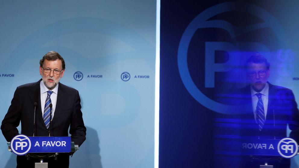 Rajoy vuelve a la gran coalición y ofrece apoyo a los barones frente a Podemos