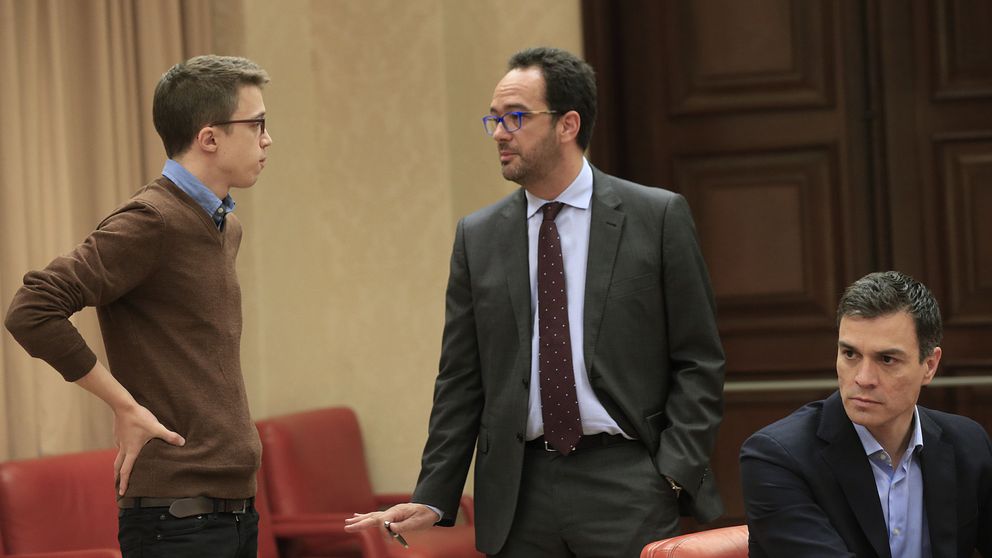 Podemos tienta a Sánchez con un Gobierno sin Rajoy antes de su comité