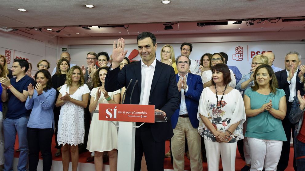 Sánchez vence la amenaza de 'sorpasso' y aguanta por el fracaso de sus rivales