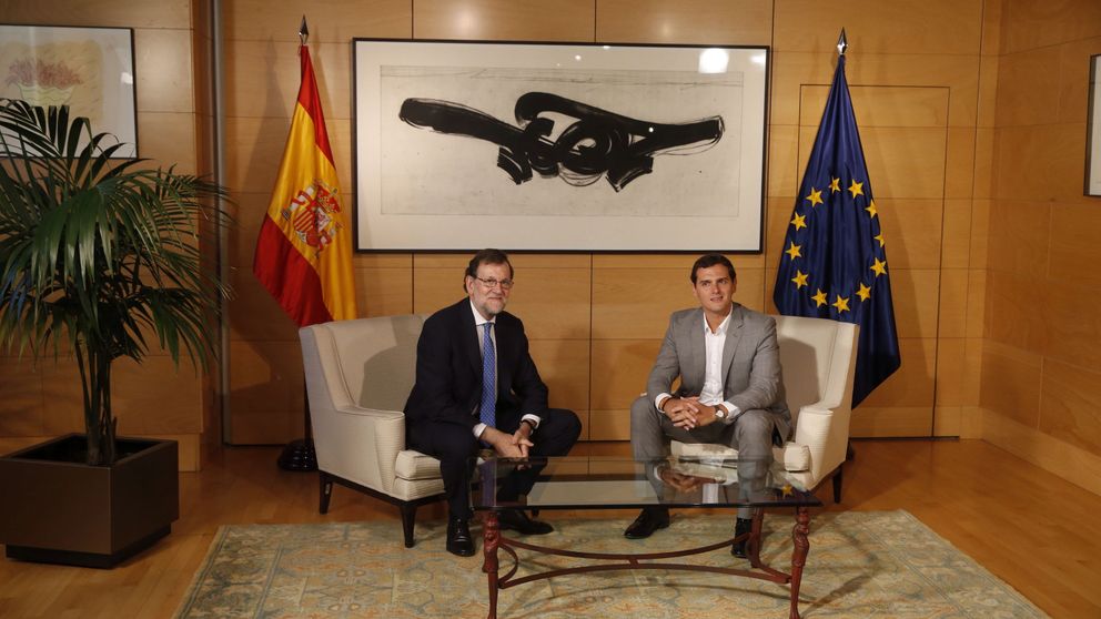 Rajoy se reúne con Rivera para sumar 32 escaños y desbloquear la investidura