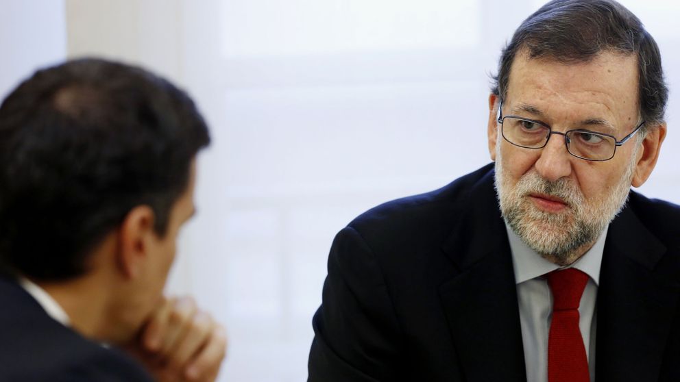 Sánchez propone a Rajoy reunirse este miércoles y Moncloa opta por el silencio 