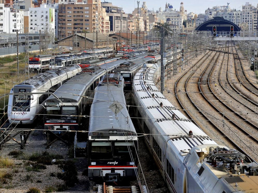 Detenido un hombre en Valencia por sentarse en las vías y parar el tráfico ferroviario.
