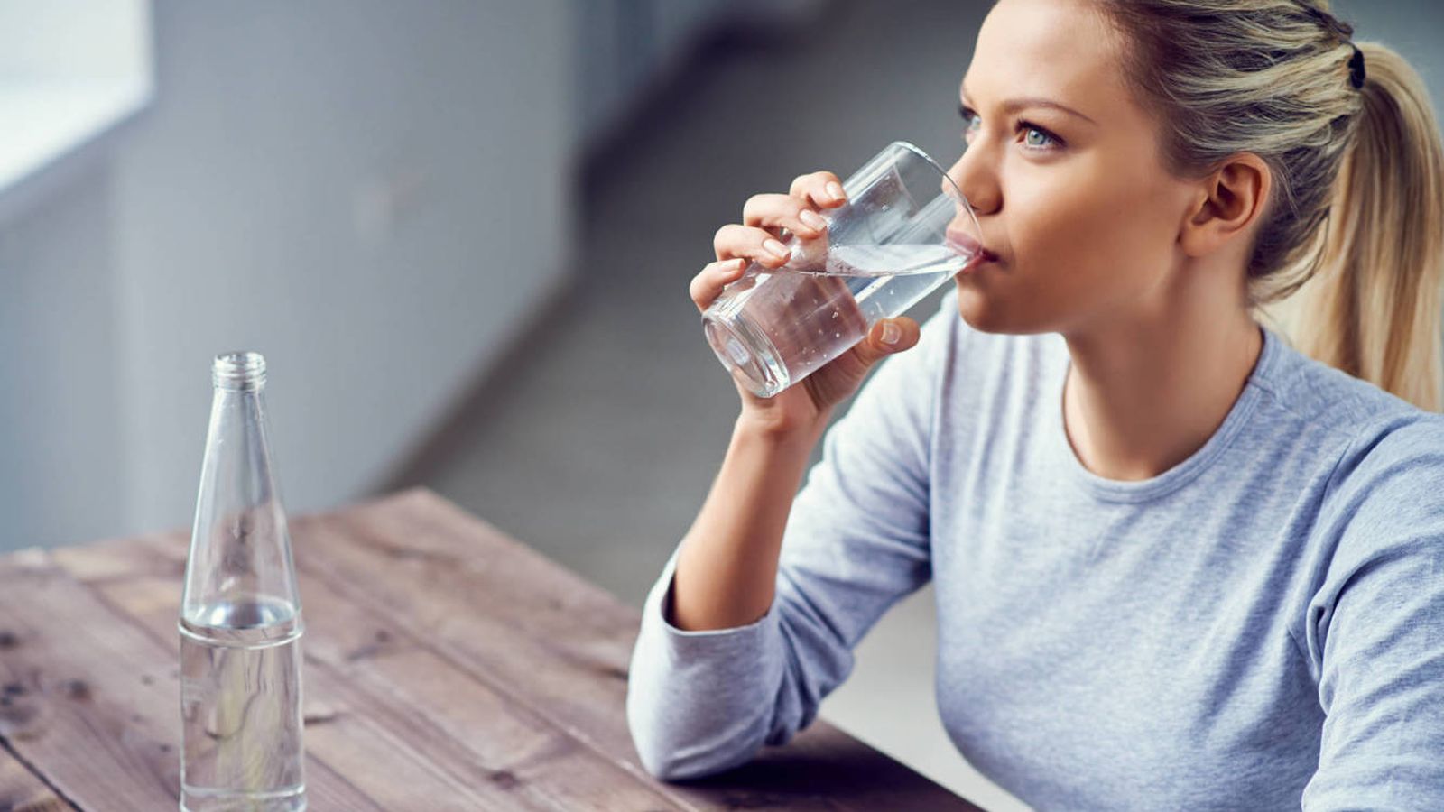 Tomar agua en las mañanas hidrata tu cuerpo