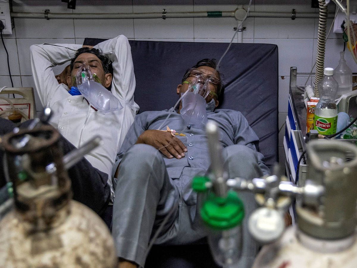 Photo: Two covid-infected patients receive treatment at a hospital in New Delhi, India, in April.  (Reuters)