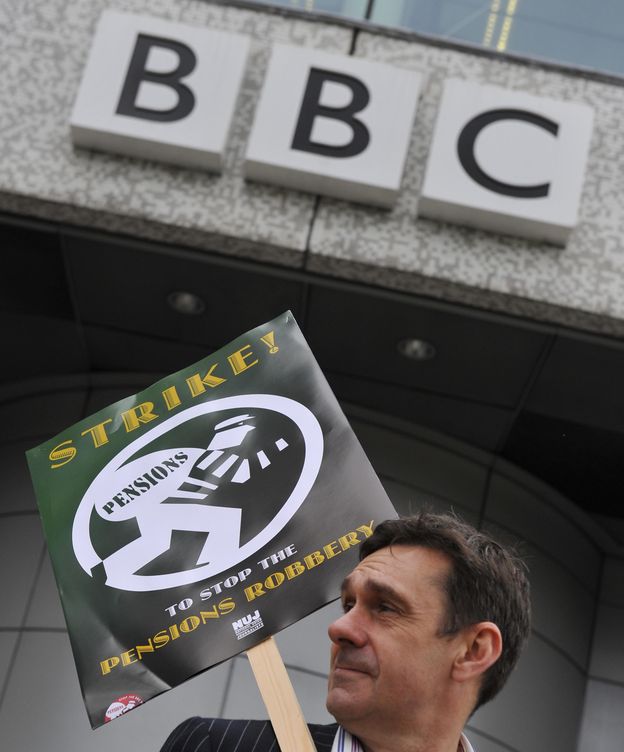 Foto: Mason es célebre por su activismo público, como en este piquete informativo frente a la BBC. (Reuters/Toby Melville)