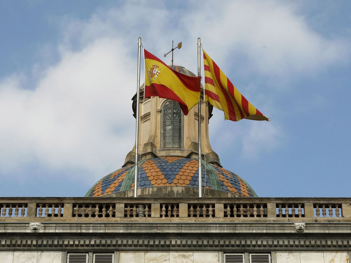 Foto: Las banderas española y catalana en el edificio de la Generalitat (EFE)