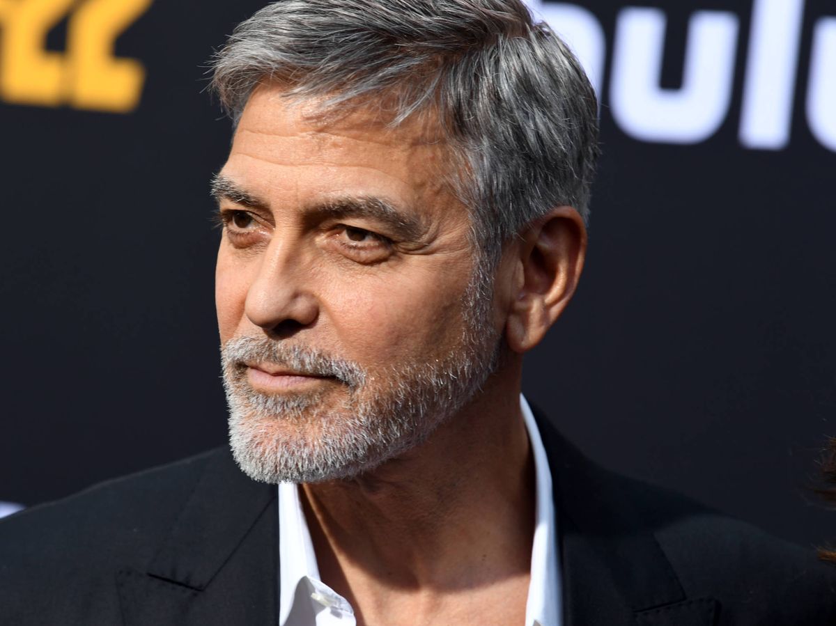 George Clooney confiesa que lleva 25 años cortándose el pelo él mismo con  un aparato de teletienda
