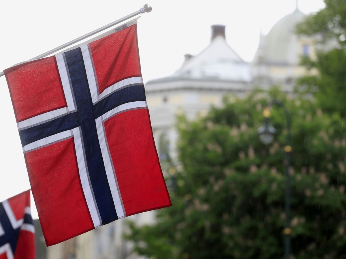 Foto: Una bandera de Noruega en una calle de Oslo. (Reuters)
