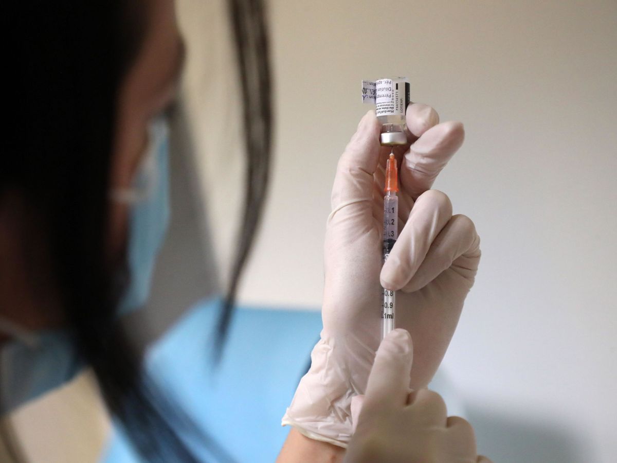 Por qué aún hay pocas vacunas para el coronavirus: se fabrican más rápido, pero no es suficiente