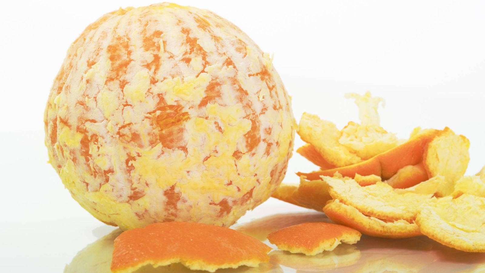 Alimentación: El truco que no has pensado para pelar muy fácil una naranja