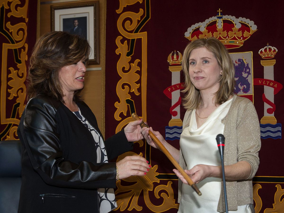 Foto: La teniente de alcalde saliente del Ayuntamiento de Molina de Segura entrega el bastón de mando a la nueva alcaldesa, Esther Clavero. (EFE)