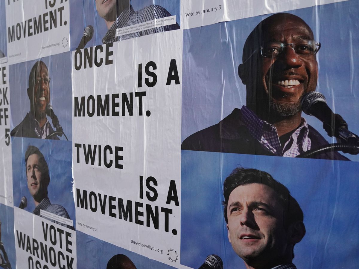 Foto: Carteles de campaña de los candidatos demócratas en Georgia. (Reuters)