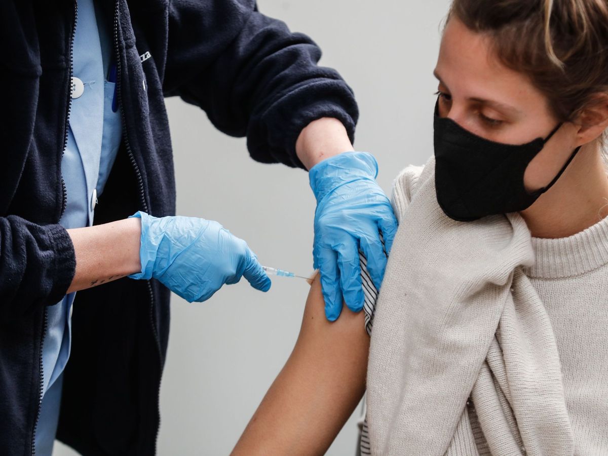 Photo: A young woman receives the coronavirus vaccine in San Sebastián.  (EFE)  