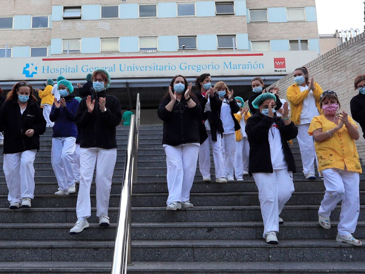 Photo: Staff of the Hospital Gregorio Marañón, in April of last year, thanking the applause dedicated to health professionals during the coronavirus crisis.  (EFE / Fernando Alvarado)