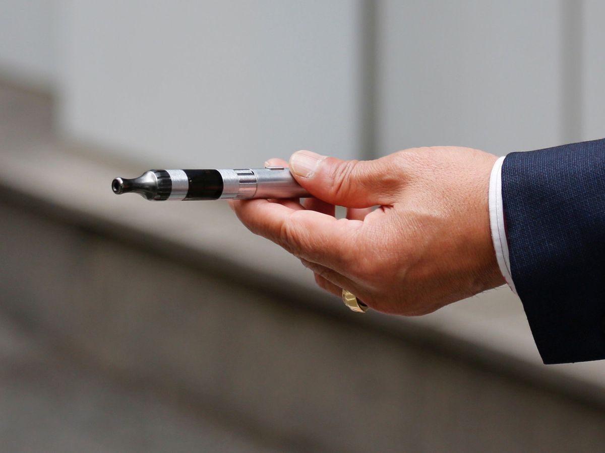Foto: uomo con in mano una sigaretta elettronica.  (EFE)