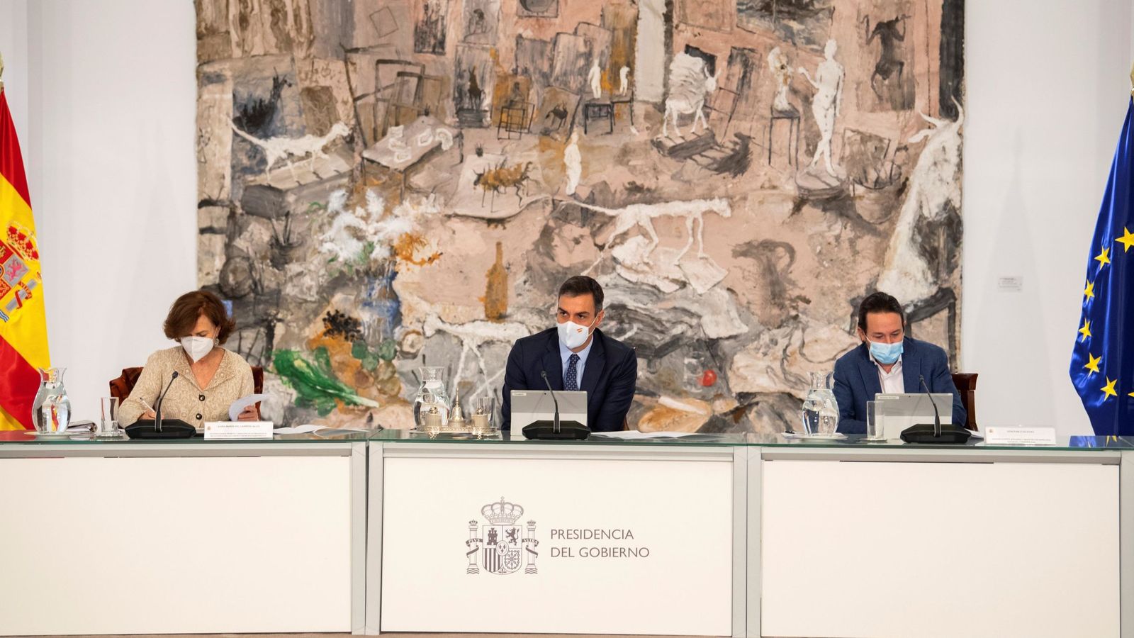 Foto: El presidente del Gobierno, Pedro Sánchez (c), acompañado por la vicepresidenta Primera, Carmen Calvo (i), y el vicepresidente segundo, Pablo Iglesias. (EFE)