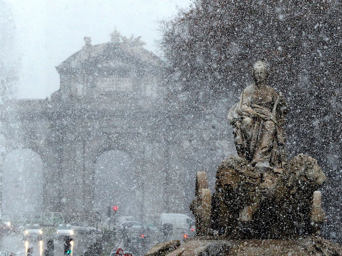 Foto: Vista de la fuente de Cibeles bajo la intensa nevada caída en Madrid. (EFE)
