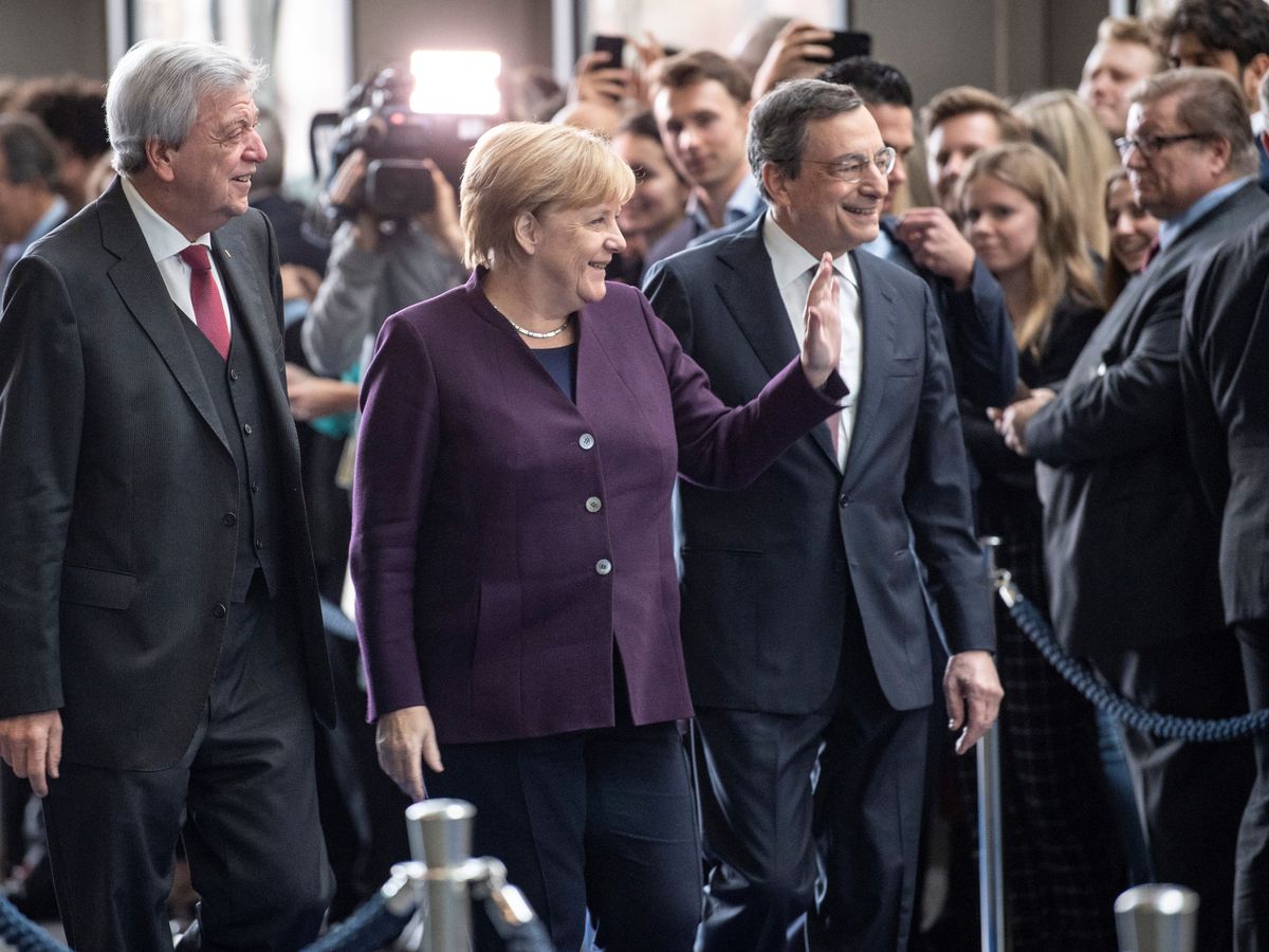 Foto: il cancelliere Merkel con Mario Draghi nel suo addio da presidente della Banca centrale europea.  (Reuters)