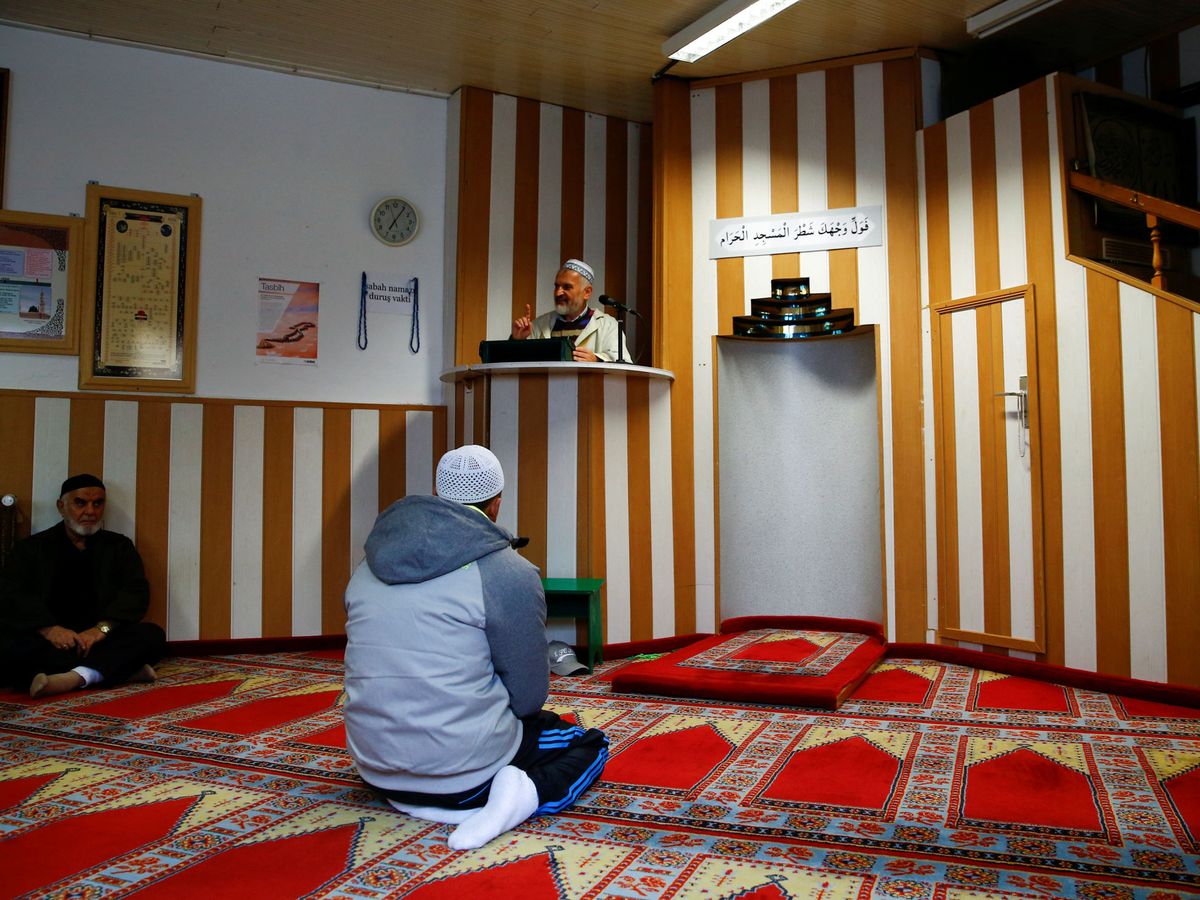Foto: Varios musulmanes escuchan a un imán turco en una mezquita en Colonia, Alemania. (Reuters)