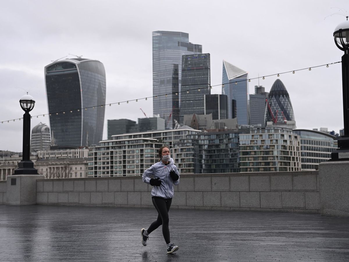 Photo: A lonely runner, near the City of London.  (EFE)