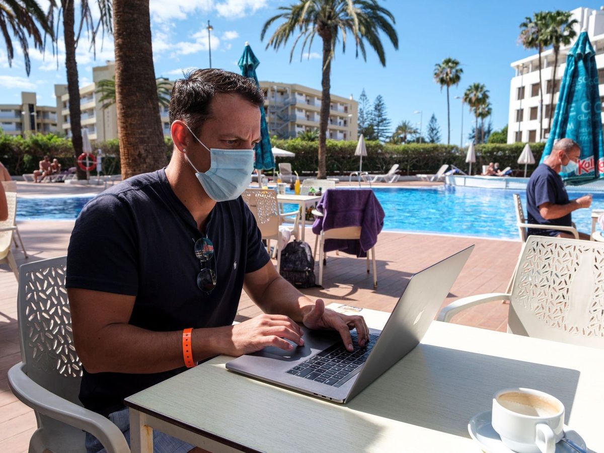 Foto: Un británico, trabajando desde un hotel de Gran Canaria. (EFE)